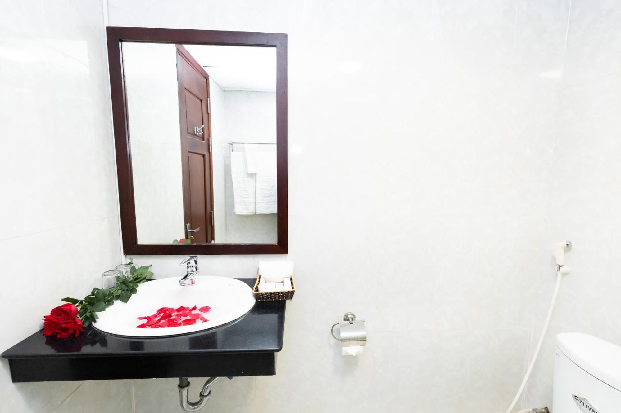 Golden Quang Tri Hotel Dong Ha Exteriör bild